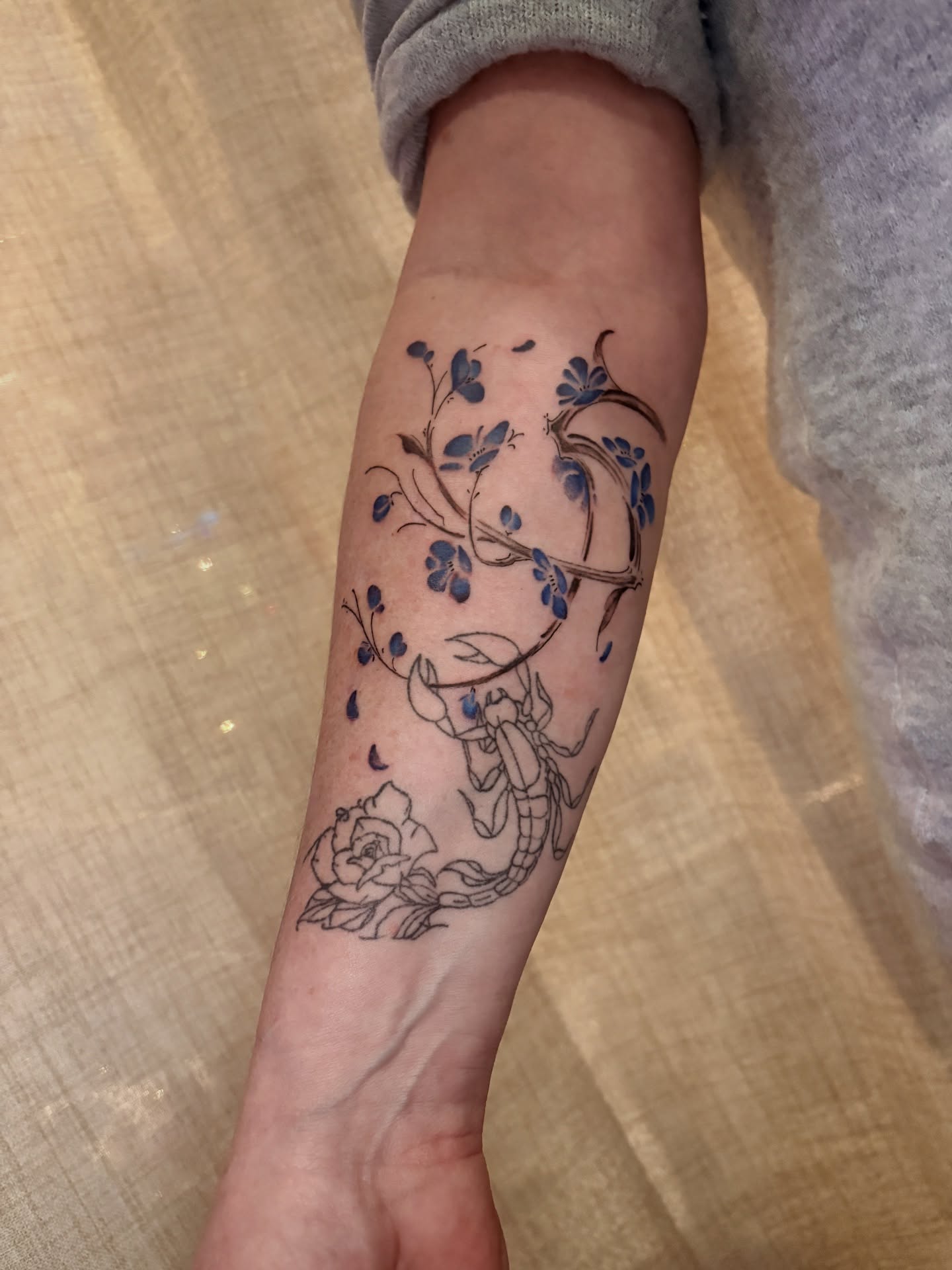 Tatouage manga aux détails bleus